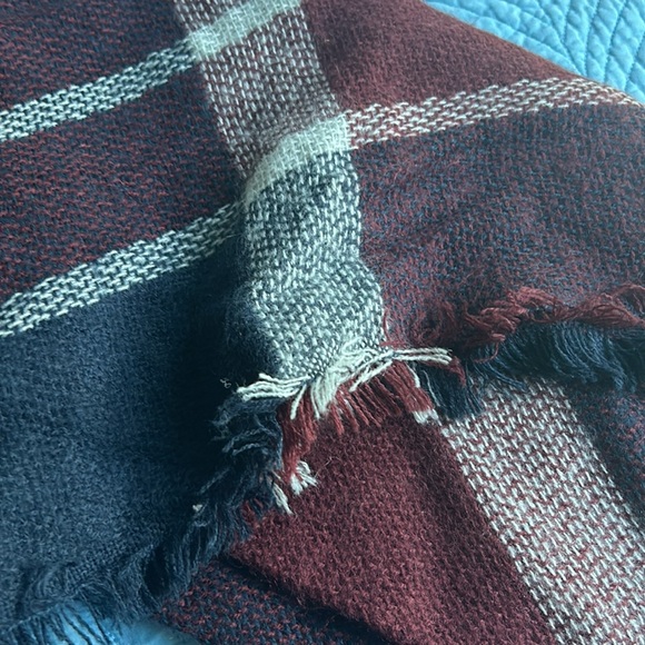 Women’s shawl - Picture 2 of 2